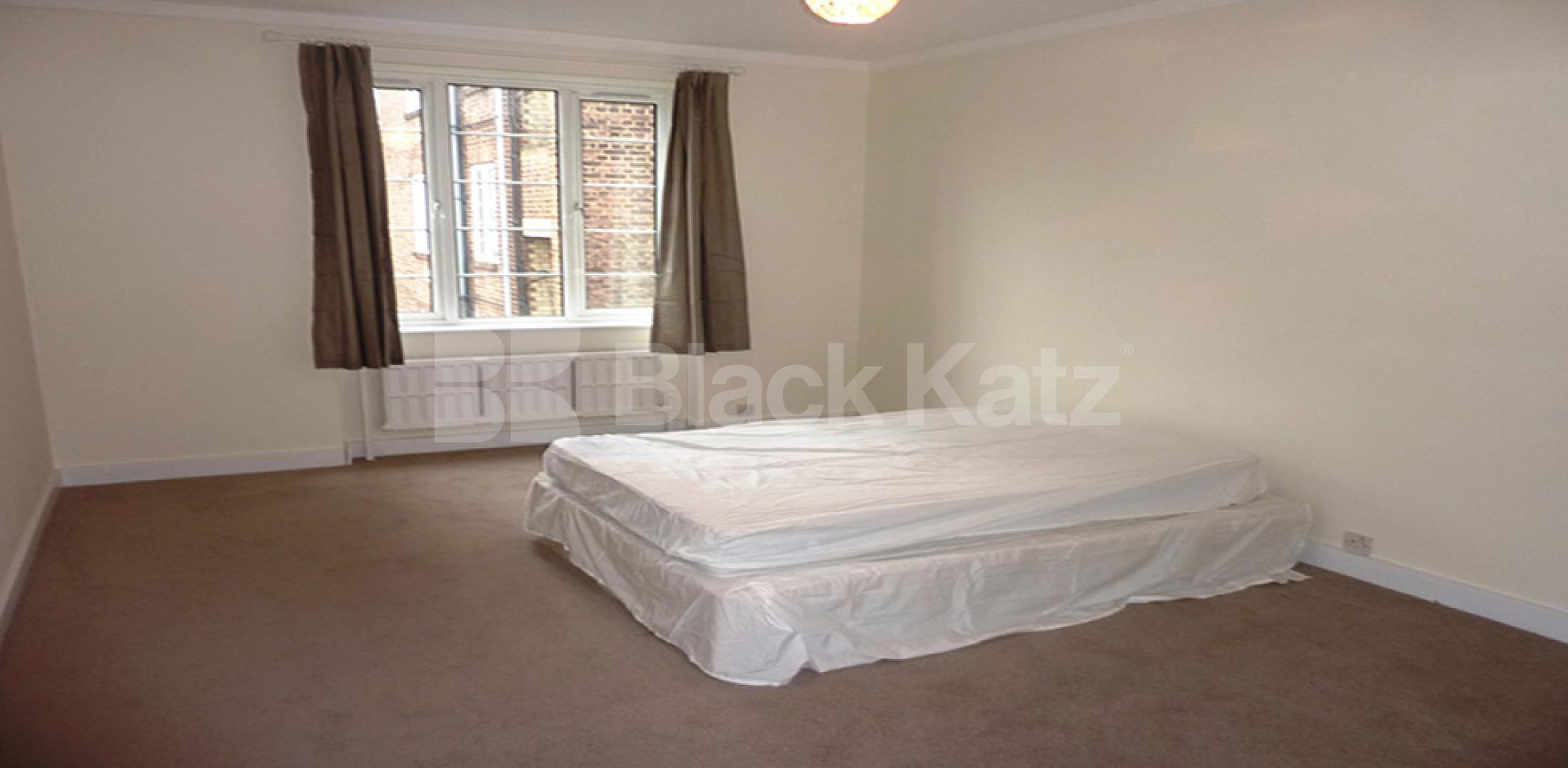			FOUR DOUBLE BEDROOMS!!!, 4 Bedroom, 1 bath, 1 reception Flat			 Finchley Road, FINCHLEY ROAD